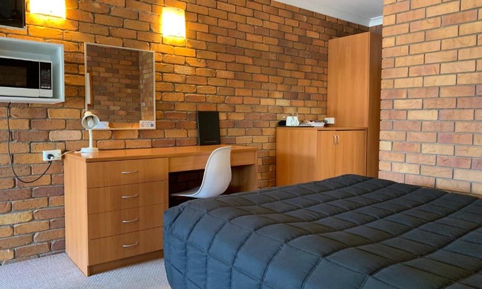 Tenterfield Hotel | Welcoming Peter Allen Motor Inn: 4-Star Comfort for Families