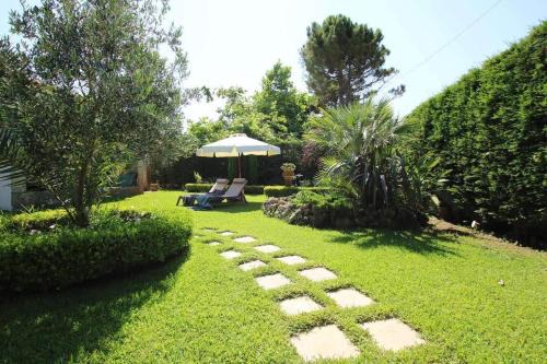 Pyrgos House | Peter's Country House: Oceanfront Stay with Pet-Friendly Perks