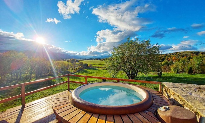 Korenica House | Peter's Pine Cottage: Family-Friendly Retreat with Hot Tub