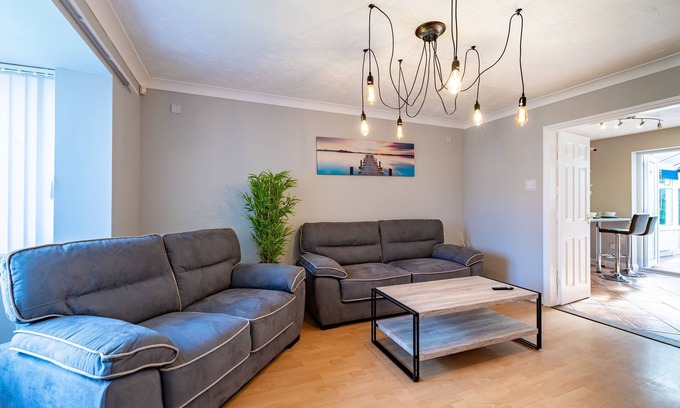 Peterborough House | Peterborough Contractors: Family-Friendly Stay with Free Parking