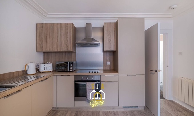 Peterhead Apartment | Discover Peterhead Stay: Modern 2 Bed Apartment with Kitchen