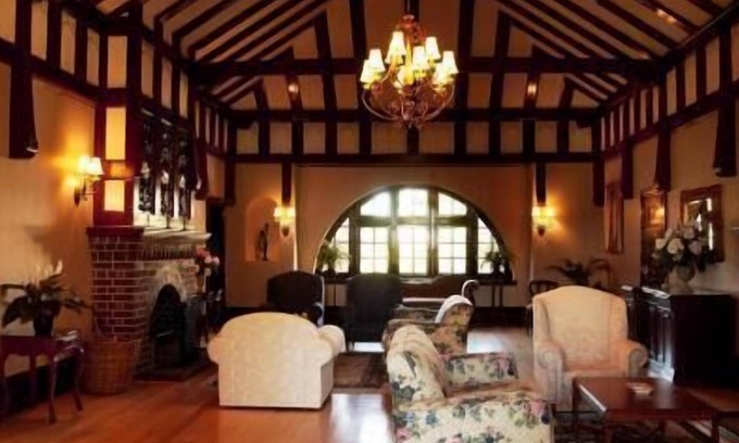 Armidale House | Exceptional Petersons Armidale Winery & Guesthouse Escape