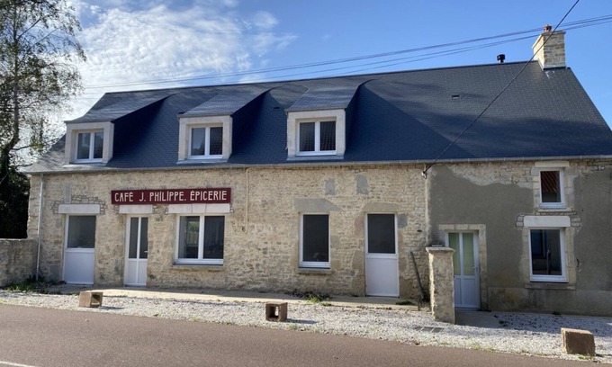 Sainte-Mere-Eglise House | Top-Rated Petit café de la liberté with Family-Friendly Amenities