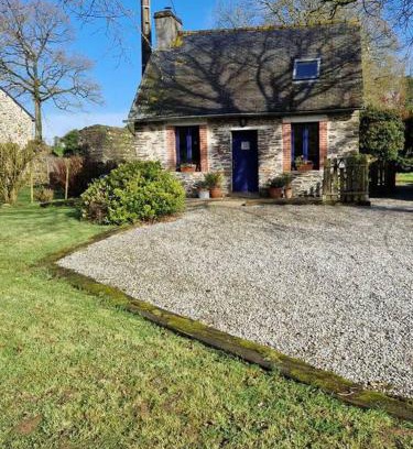 Saint-Mayeux House | Cozy Petit Cottage Breton with Fireplace Retreat