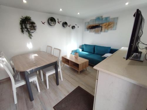 Huille House | Discover Petit gîte bleu: Family-Friendly Retreat Awaits