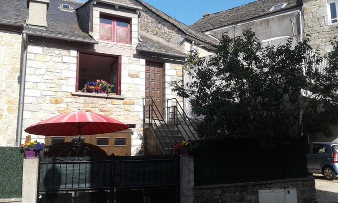Aumont-Aubrac Apartment | Sunny Petit Gîte: Child-Friendly Retreat with 8.3/10 Rating