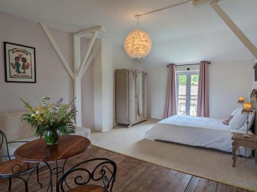 Chadurie House | Romantic Gîte with Pool and Garden Near Nature in Chadurie