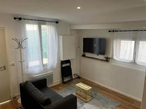 Bobigny House | Cozy Bobigny Retreat with Garden and Free WiFi Access