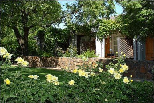 Yountville Hotel | Pet-Friendly Petit Logis Inn with High Guest Ratings