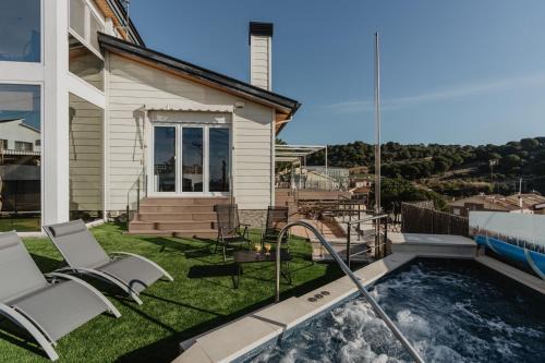 Pineda de Mar House | Pineda's Petit Luxe: Pet-Friendly Retreat with Pool & Hot Tub