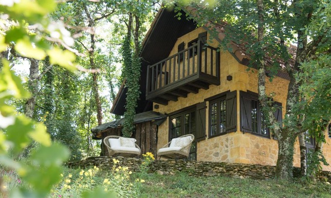 Auriac-du-Perigord House | Cozy Petit Maison du Chêne with Ocean View & Hot Tub