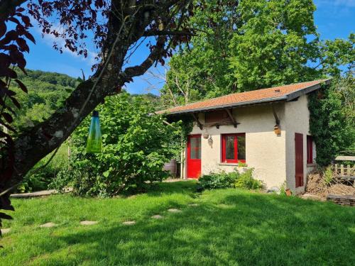 Lagney House | Cozy Retreat Amidst Vineyards and Forest with Private Terrace