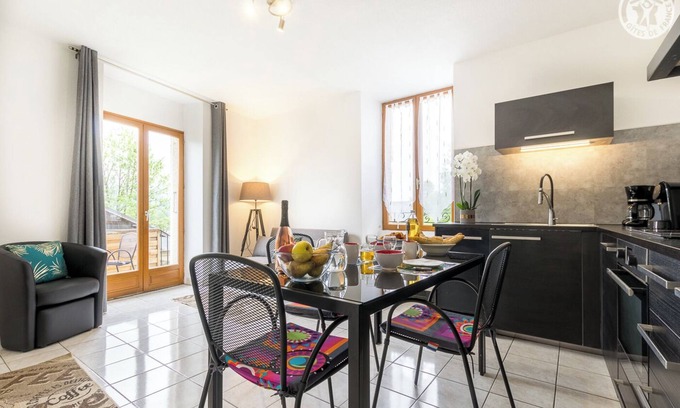 La Croix-de-la-Rochette House | Discover Petit Pays: Family-Friendly Retreat with Kitchenette
