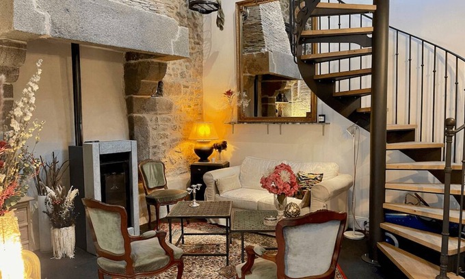 Combourg House | Cozy Retreat at Petite Maison Darrière-cour near the Castle