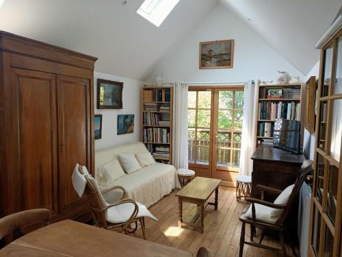 La Baule-Escoublac House | Inviting Coastal Retreat: Petite Maison Near the Sea