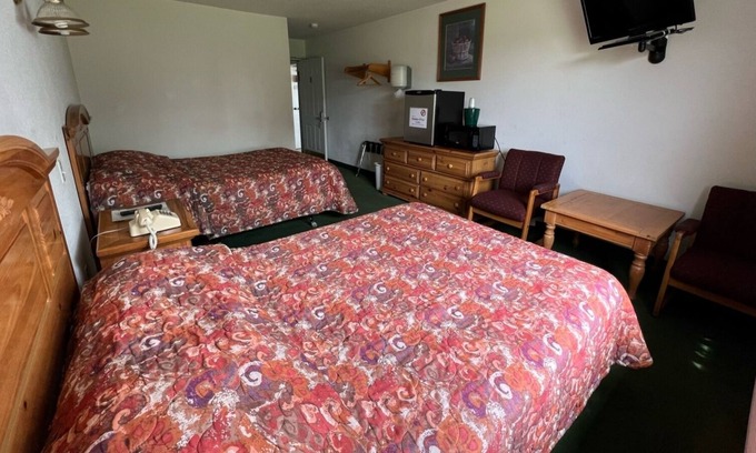 Red Bud Bed & Breakfast | Cozy Queen & Full Room with Free Breakfast for Families