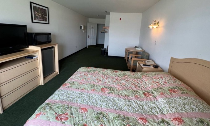 Renault Bed & Breakfast | Cozy Petite Queen Suite with Free Breakfast & Parking