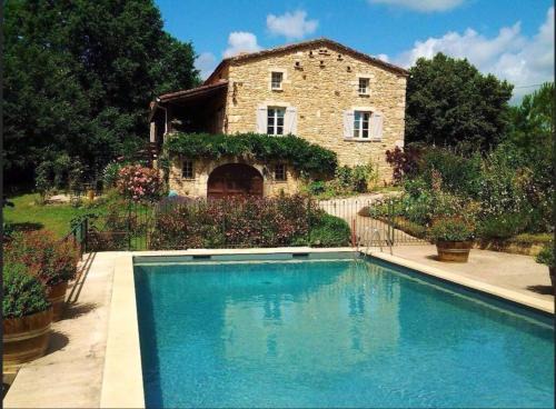 Puy-l'Eveque Apartment | Petite Vue Vert: Oceanfront Escape Rated 9.5/10
