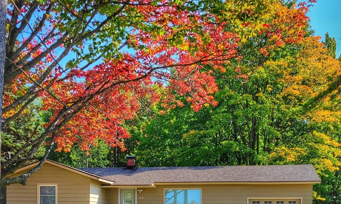 Petoskey House | Discover Petoskey: Stay While You Play with Pool & Breakfast