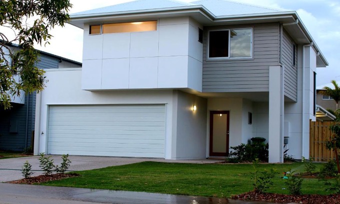 South Mackay House | Pet-Friendly Petrie Beach Holiday Home with Ocean Views