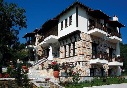Livadero Apartment | Discover Petrini Gonia: Family-Friendly Retreat with Dining