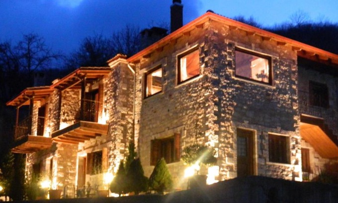 Karpenisi Apartment | Discover Petrino Rodo: Perfect Stay with Breakfast & Hot Tub