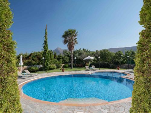 Limeniskos Apartment | Discover Petritos Rooms and Studios: Oceanfront Bliss