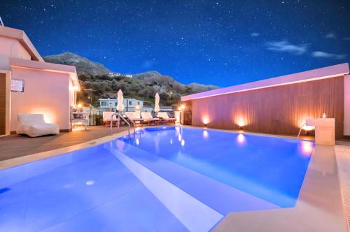 Filaki Villa | Petroktisto Luxury Villa Pool & Heated Jaccuzzi