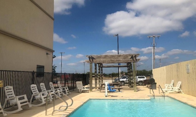 Cotulla Apartment | PetroStay Inn & Suites Cotulla: Family-Friendly Retreat