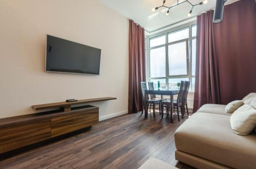 Pechers'kyi District Apartment | Elegant 1584 Central Park Loft - Family-Friendly Retreat