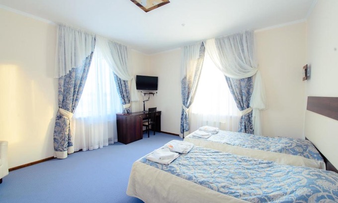 Brovary Bed & Breakfast | Explore Petrovskyi Brovar: Family-Friendly with Hot Tub