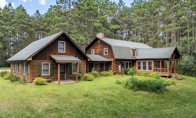 Mauston Cabin | Spacious Log Cabin Sleeps 26+ with Pool & Dog-Friendly Perks