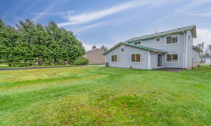 Seaview House | Pet-Friendly Retreat: Steps to Beach, WiFi & Ocean Views
