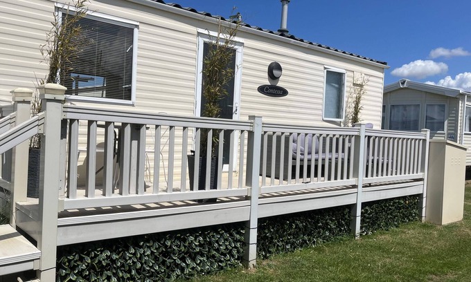 Heacham Ski Chalet | Pet-Friendly 2 Bedroom Caravan at Heacham Beach, Rated 10/10