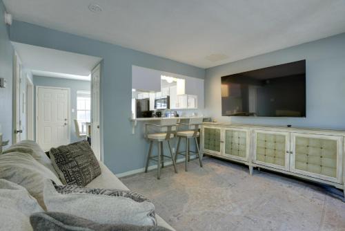 Humble House | Pets Welcome! Humble Townhome 4 Mi to Airport