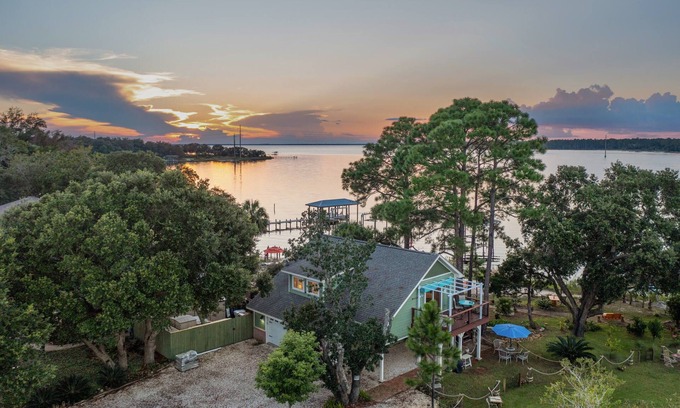 Navarre House | Tranquil Pet-Friendly Retreat on PNS Bay Near Navarre Beach