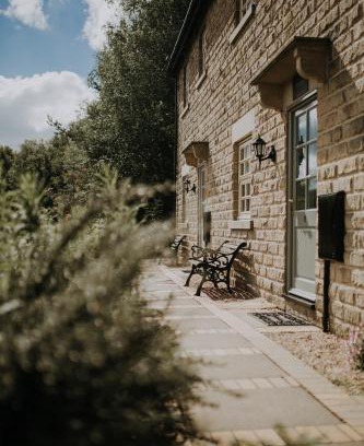 Holestone Moor House | Family-Friendly Escape at Peveril Cottage - Darwin Lake