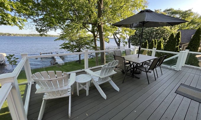 Pewaukee House | Family-Friendly Pewaukee Lake House with Pier & Views