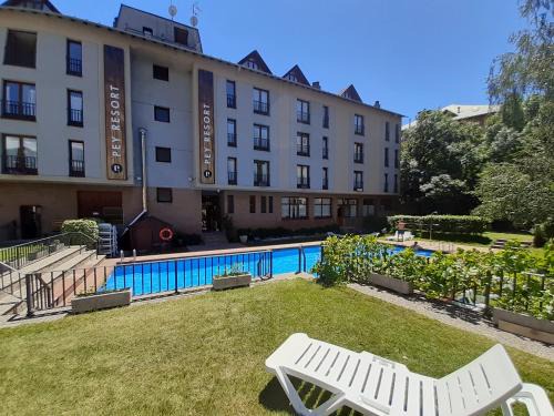 Sort Hotel | Discover Pey Resort: Oceanfront Retreat with Pool & Pets