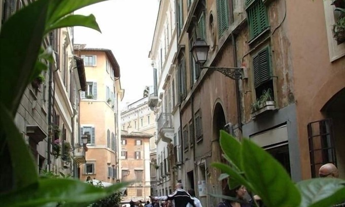 Rione VI Parione Apartment | Stylish PF Apartment: 2 Bedrooms in Piazza Navona