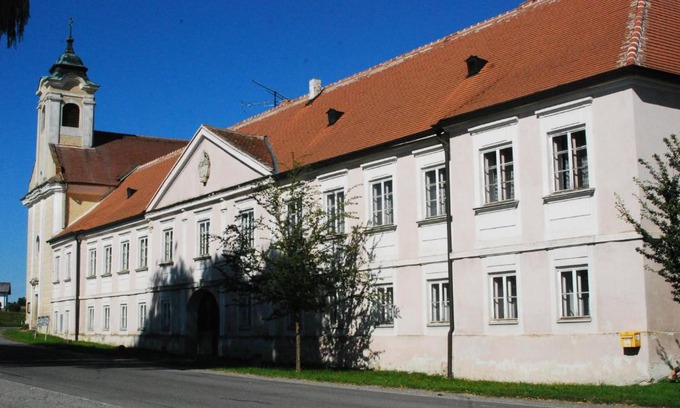 Weitersfeld Apartment | Oceanfront Retreat: Pfarrschlössl Sallapulka, Rated 10/10
