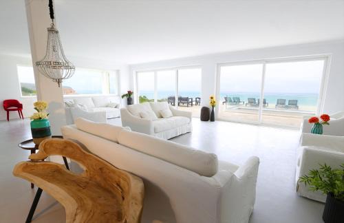 Colares House | Relaxing PG - Beach House: Guest Rated 9.3 with Ocean Views