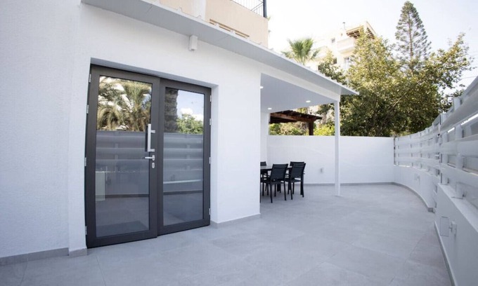 Skala Apartment | Oceanfront Getaway at Phaedrus Living: Mackenzie Flat