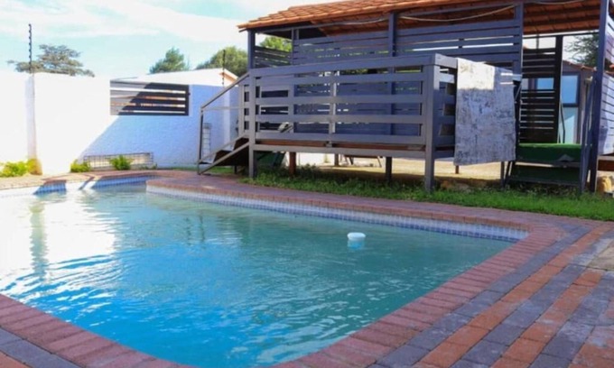 Jwaneng House | Cozy Phakela Cottages with Pool and Breakfast Included