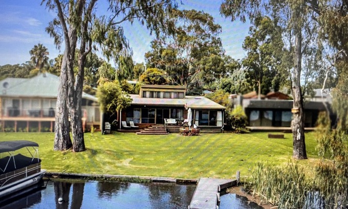 Bundalong House | Phalaris Riverside: Family-Friendly Stay with Breakfast Included