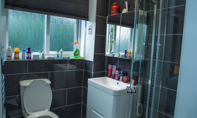 Thamesmead House | Phamphy Home: Embrace Comfort with Family-Friendly Amenities