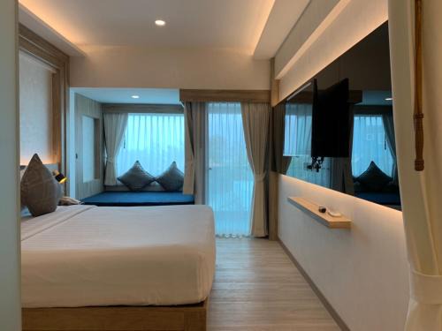 Cha-am Hotel | Experience Phattrasom Villa: Oceanfront Bliss Awaits