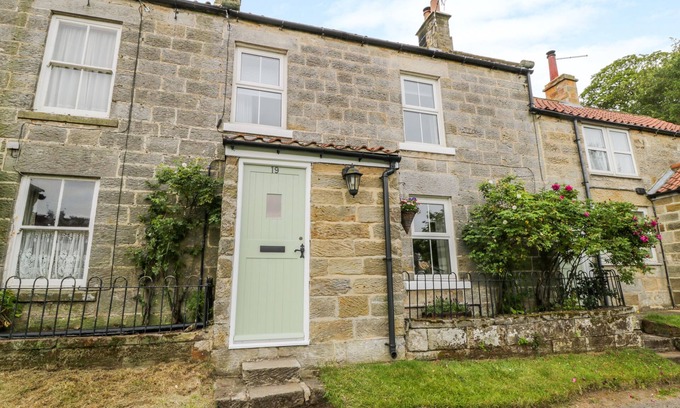 Ainthorpe Cottage | Charming Pheasant Cottage with Ocean View and Open Fire