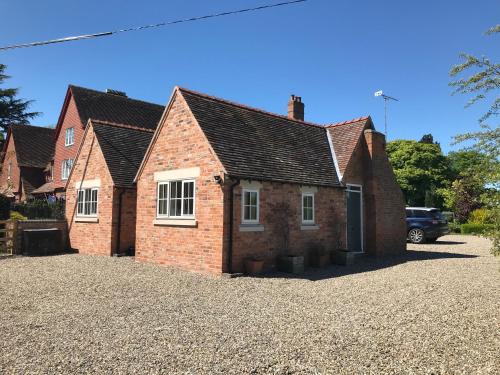 Tarporley House | Experience Comfort at Pheasant Cottage - 4-Star Retreat