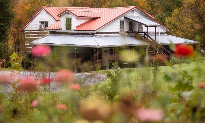 Bristol Cabin | Exceptional Pheasant Tail Cabin with River Access & Firepit